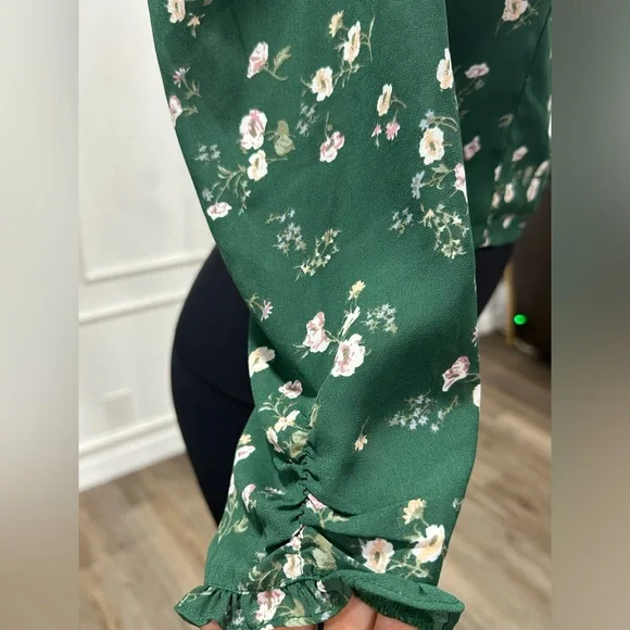 NWT Abercrombie & Fitch Women's Green Blouse with floral pattern.
Size: Médium - Picture 3 of 8